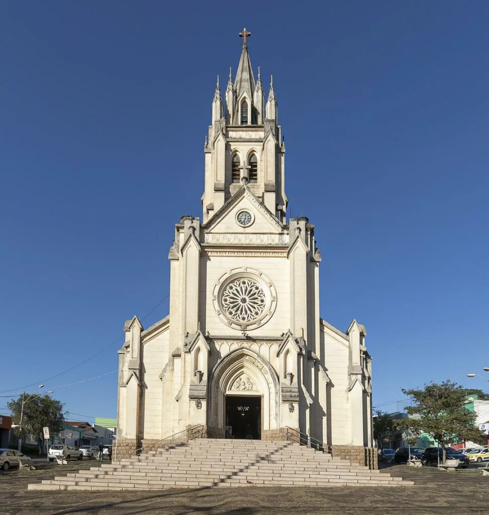 Igreja Matriz de São Sebastião na Praça Washington Luís